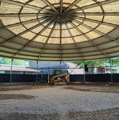 Roundpen beim grädern Roundpen überdacht mit einem Deltalader der Firma Cat beim planieren der Fläsche