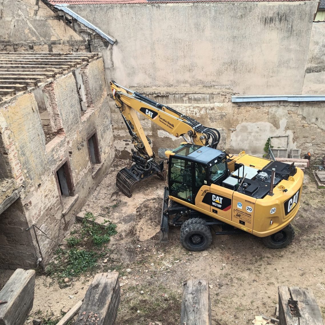 Bagger mit Sortiergreifer beim Abriss